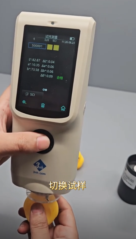 CR8色差儀(yi) 測量塑膠鴨子色差 CR8色差儀(yi) 測量塑膠鴨子色差